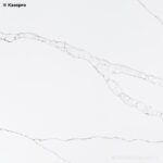 Белая глянцевая столешница из кварцевого агломерата под мрамор фото