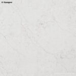 Белая столешница из глянцевого кварцевого агломерата для кухни фото