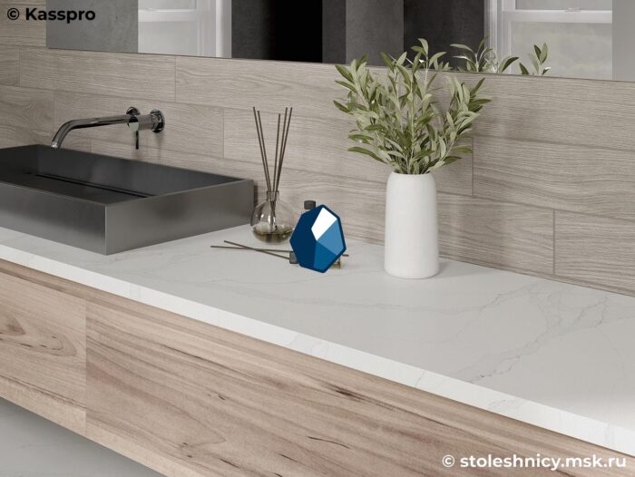 avant-quartz-7550-calacatta-cannes-gold-vannaya1-photo-01 Столешница в ванную из кварца под белый мрамор фото