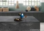 Столешница под варочную панель из кварцевого агломерата для кухни фото