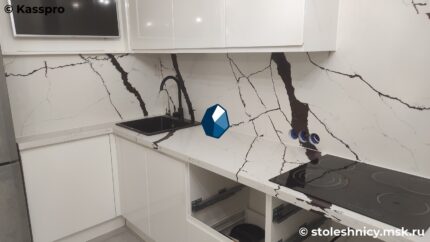 Угловая белая столешница из кварца с чёрными прожилками фото