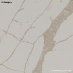 Светлая кварцевая столешница под мрамор с мойкой и фартуком фото