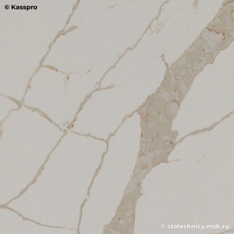 Светлая кварцевая столешница под мрамор с мойкой и фартуком фото