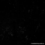 Чёрная кварцевая столешница с вкраплениями для кухни с островом фото