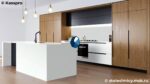 Белая кухонная столешница из акрилового камня с фартуком и мойкой фото