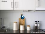 Глянцевая кухонная столешница из кварца под черный мрамор фото