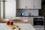 Глянцевая кухонная столешница из кварца под черный мрамор фото