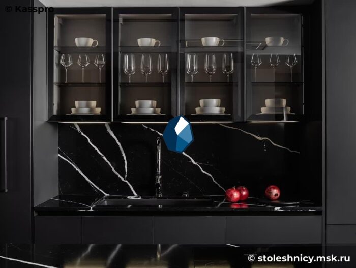 silestone-et-marquina-kuhnya2-photo-01 Глянцевая столешница черного цвета с белыми прожилками фото