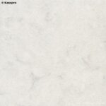 Угловая кухонная столешница из кварца под мрамор с бортиком фото