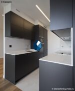 Белая кварцевая столешница для кухни с пристеночным бортиком фото