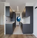 Белая кварцевая столешница для кухни с пристеночным бортиком фото