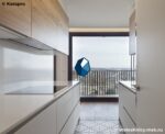 Белая кварцевая столешница для кухни с пристеночным бортиком фото