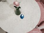 Круглый белый глянцевый стол со столешницей из кварца фото
