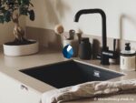 Бежевая столешница из кварца с бортиком и мойкой на кухню фото