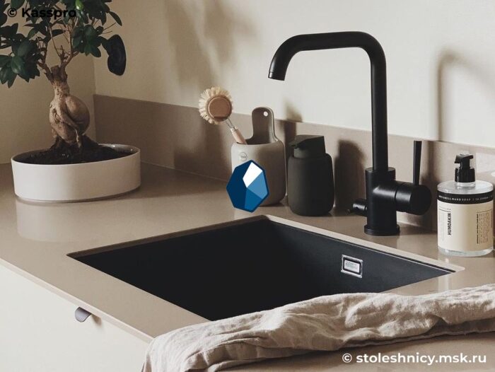 silestone-rougui-kuhnya1-photo-01 Бежевая столешница из кварца с бортиком и мойкой на кухню фото