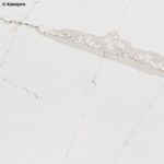 Столешница с фартуком из кварцевого агломерата для кухни под мрамор фото