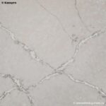 Светлая столешница из искусственного камня с островом фото