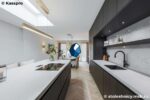 Светлая столешница из искусственного камня с островом фото