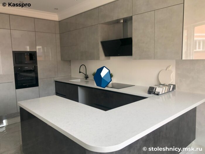 technistone-brilliant-arabesco-kuhnya1-photo-01 Бело-серая п-образная столешница из кварца для кухни с мойкой фото