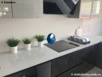 Бело-серая п-образная столешница из кварца для кухни с мойкой фото