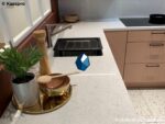 Столешница из кварца для кухни под светлый мрамор с бортиком фото