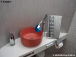 Белая закругленная столешница в ванную из однотонного кварца фото