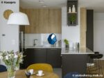 Угловая светлая глянцевая кварцевая столешница для кухни фото