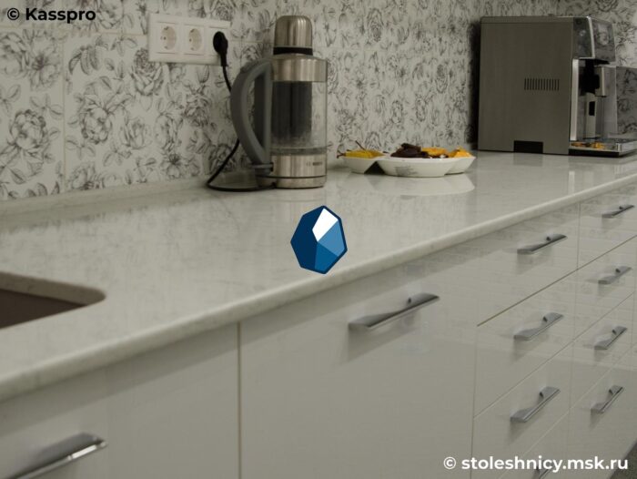 technistone-noble-carrara-kuhnya1-photo-01 Белая кухонная столешница из кварца под мрамор с бортиком фото