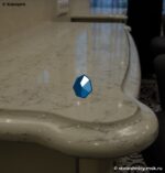 Белая кухонная столешница из кварца под мрамор с бортиком фото