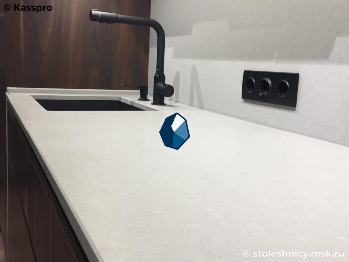 technistone-noble-concrete-grey-kuhnya2-photo-01 Узкая столешница светлого оттенка из камня фото