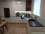 Угловая столешница темного оттенка из искусственного камня фото