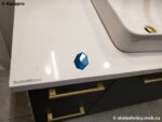 Маленькая светлая столешница в ванную из кварца под мрамор фото
