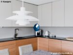Угловая черная кварцевая столешница для кухни в крапинку фото