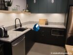 Угловая кварцевая столешница для кухни в крапинку с бортиком фото