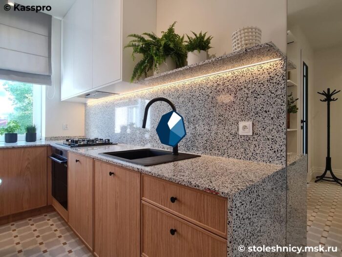 technistone-taurus-terazzo-white-kuhnya2-photo-01 Угловая столешница из кварцевого агломерата с бортиком и мойкой фото