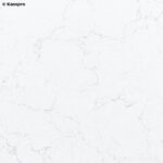 Белая п-образная столешница из кварцевого агломерата для кухни фото