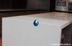 Угловая столешница и фартук из искусственного камня фото
