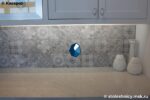 Белая глянцевая угловая столешница из кварцевого агломерата для кухни фото
