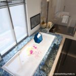 Синяя столешница под раковину из кварца фото