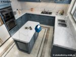 П-образная кухонная столешница из кварца под белый мрамор фото