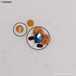 Угловая кварцевая столешница для кухни под светлый мрамор фото