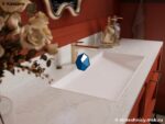 Столешница в ванную из кварцевого агломерата под мрамор фото
