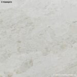 Глянцевая столешница из кварцевого агломерата для кухни под мрамор фото